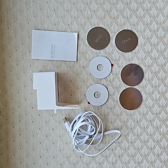 *FREE Outlet Wall Mount for Wyze Camera - Picture 2 of 6